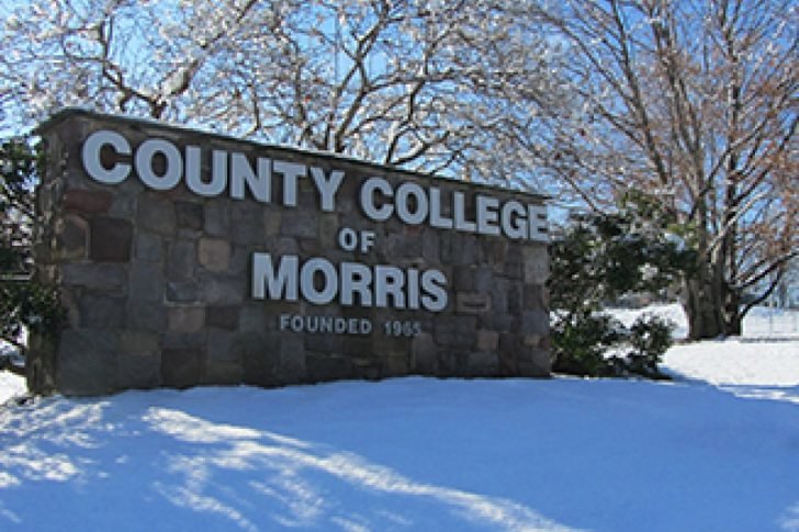 stonesignwintersunny327x345